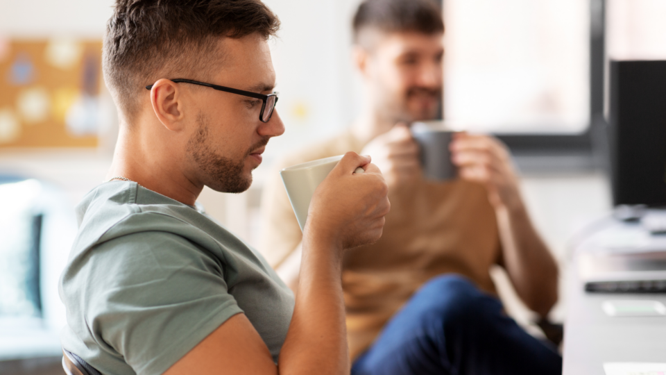 man dricker kaffe på kontor, facility services