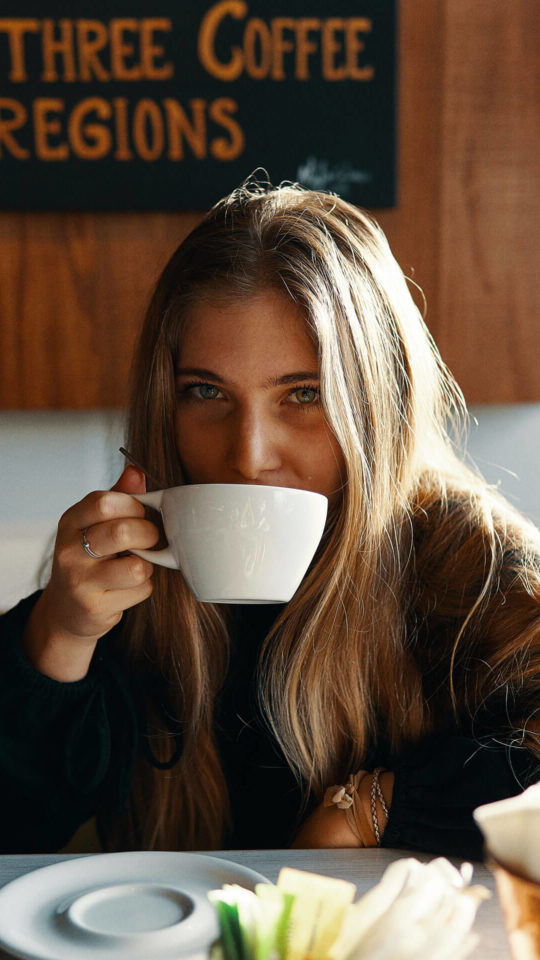kvinna som dricker kaffe