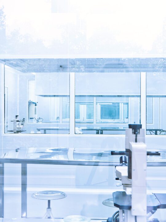 Renrumsmiljö med laboratorieutrustning