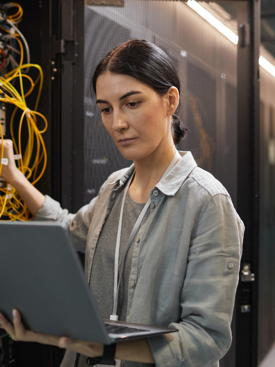 Person som känner sig säker efter städning datacenter