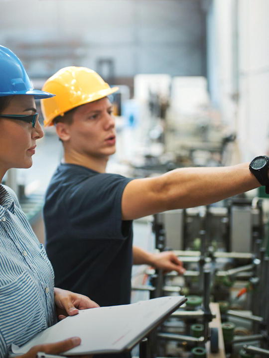 Två personer i industrimiljö