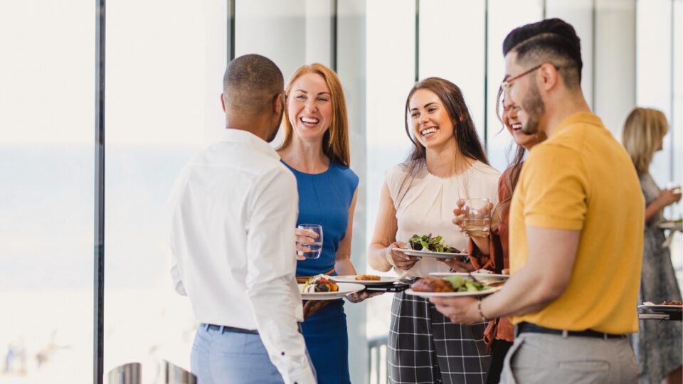 Professionell städning - Kickstarta hösten med rent kontor!industri Ett gäng kollegor som skrattar över en lunch på kontoret