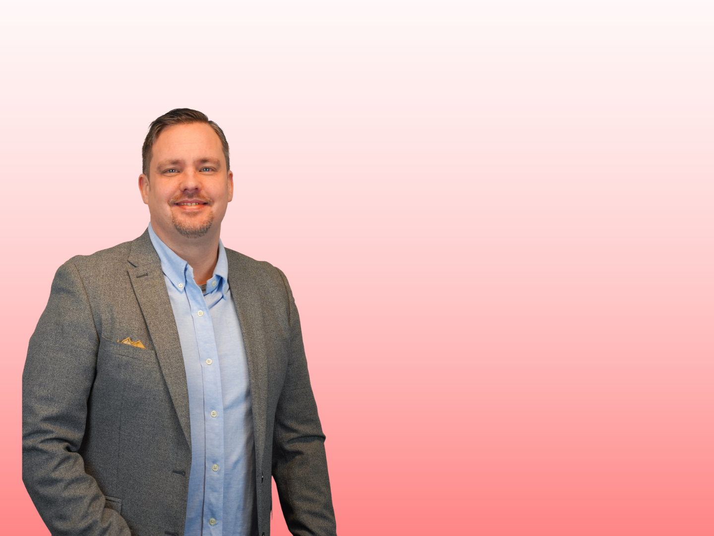 Daniel med röd bakgrund